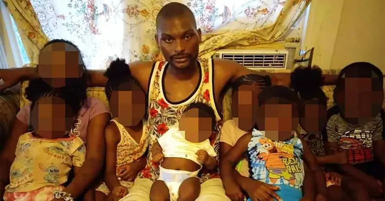 সন্তানদের সঙ্গে অভিযুক্ত ব্যক্তির ছবি